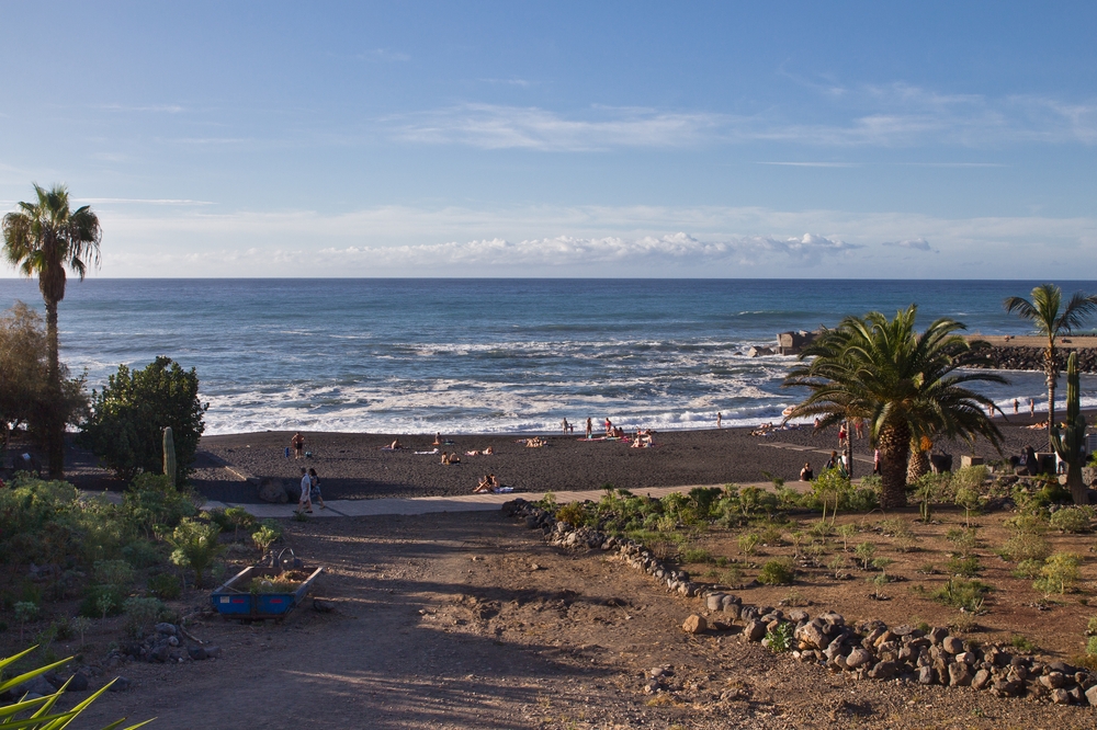 teneriffa_puerto_cruz_strand_dunkler_sandstrand_01