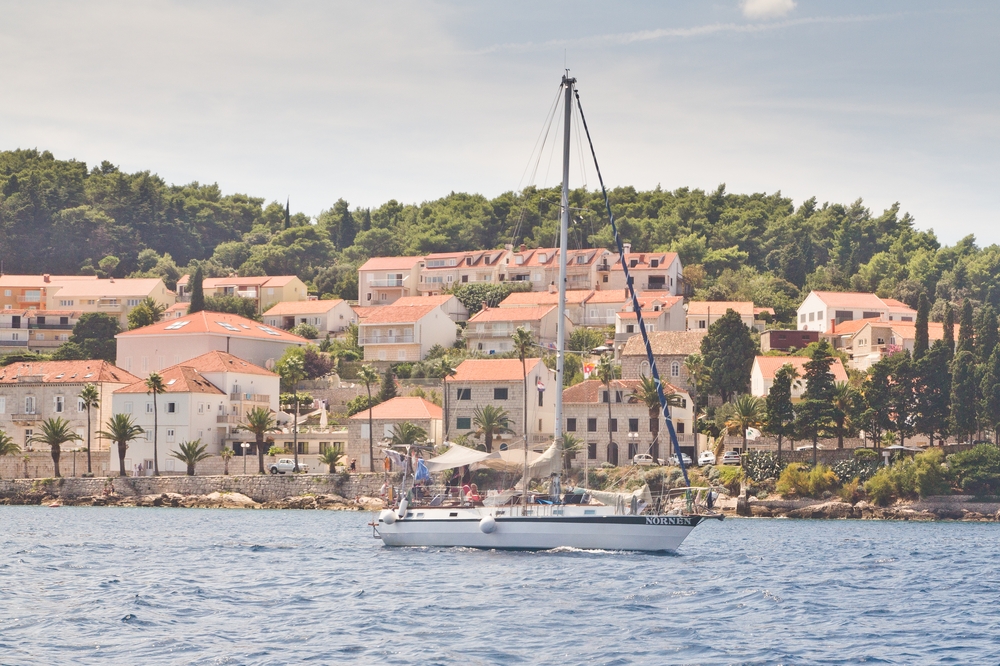 ms-europa-2_luxus_kreuzfahrt_korcula_kroatien_sommer-outfit_01