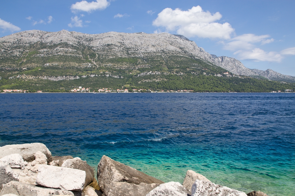 ms-europa-2_luxus_kreuzfahrt_korcula_kroatien_sommer-outfit_02