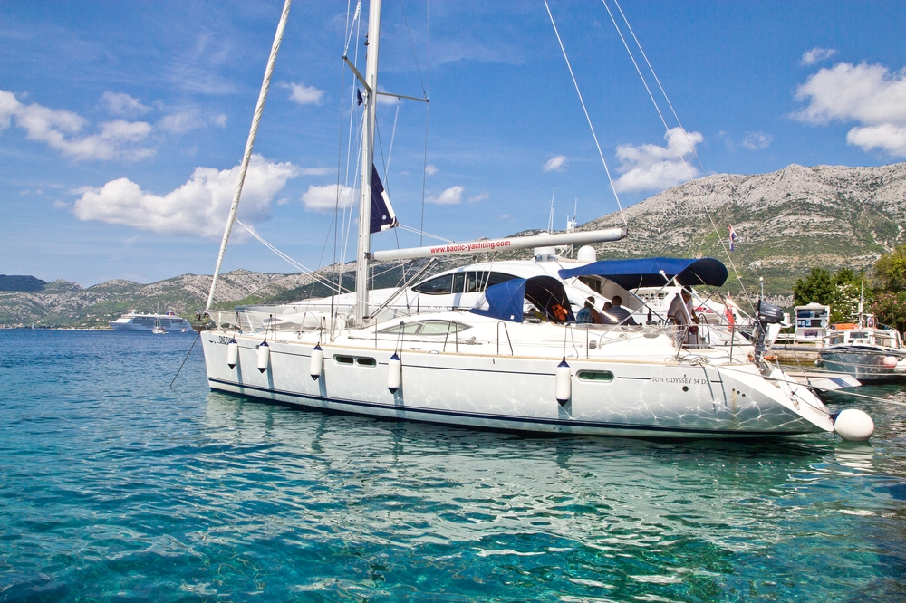 ms-europa-2_luxus_kreuzfahrt_korcula_kroatien_sommer-outfit_04