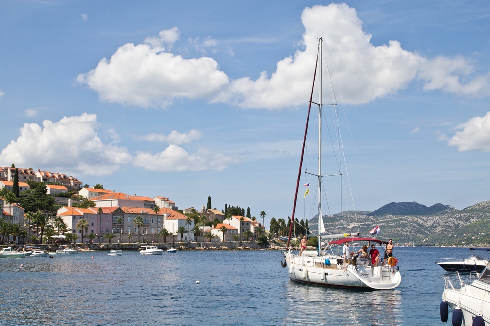 ms-europa-2_luxus_kreuzfahrt_korcula_kroatien_sommer-outfit_05