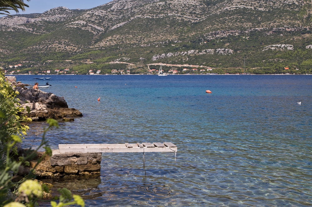 ms-europa-2_luxus_kreuzfahrt_korcula_kroatien_sommer-outfit_08