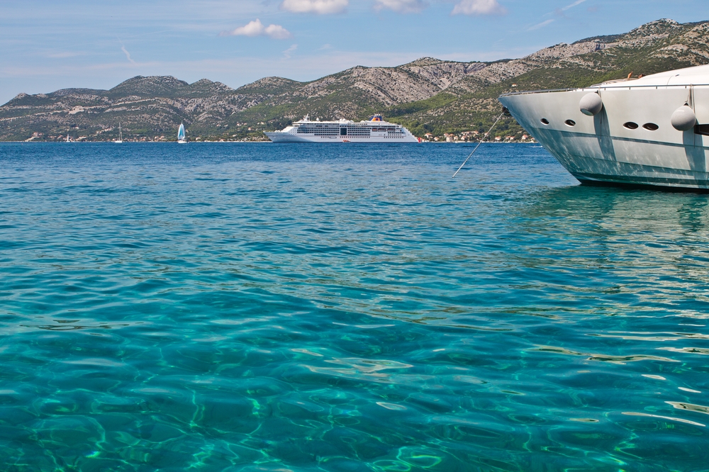 ms-europa-2_luxus_kreuzfahrt_korcula_kroatien_sommer-outfit_15