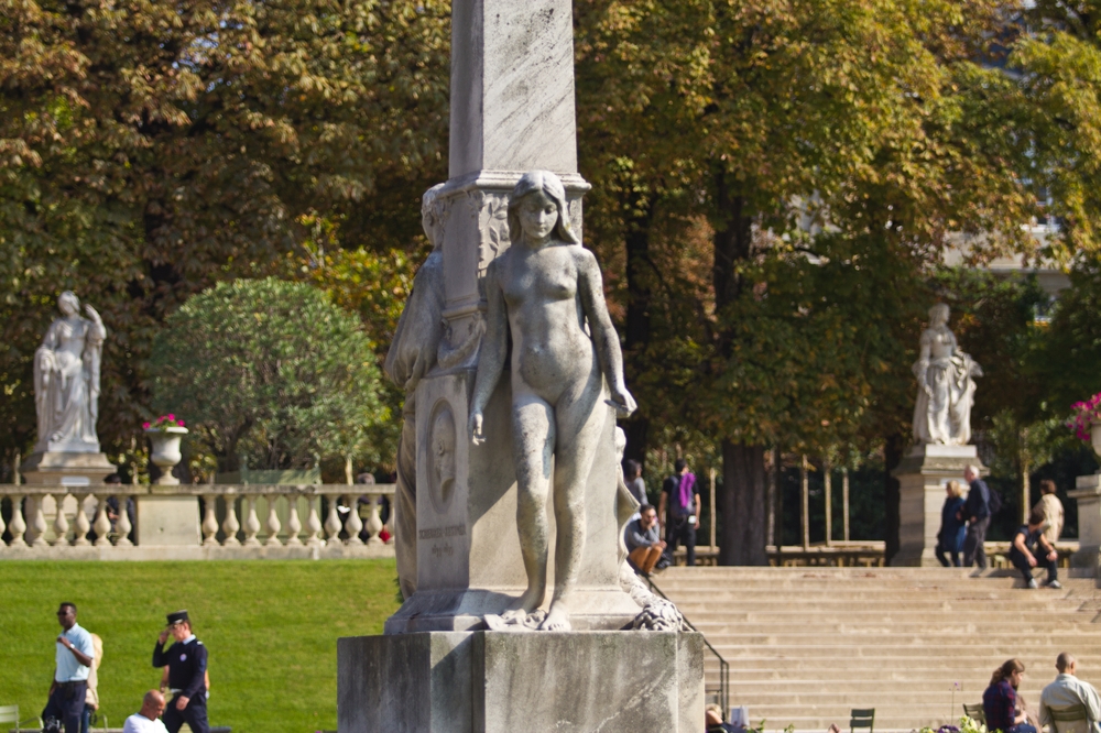 Paris_Jardin_Luxembourg_Senat_Outfit_Fashion_Week_08