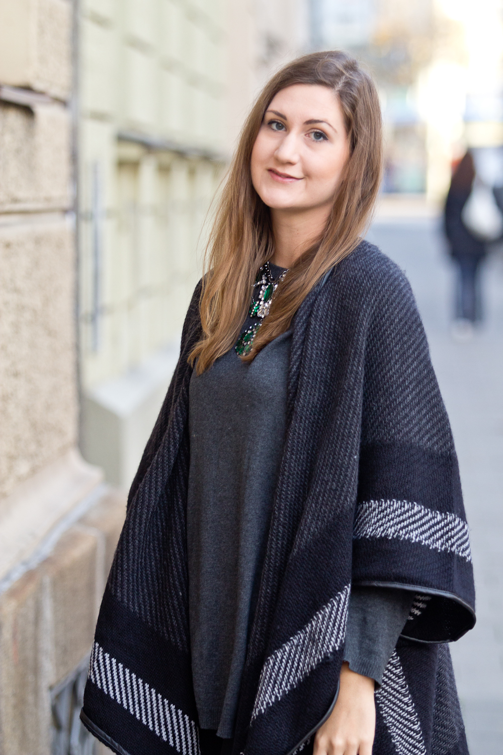 hello_munich_poncho_outfit_herbst_duo_boots-01