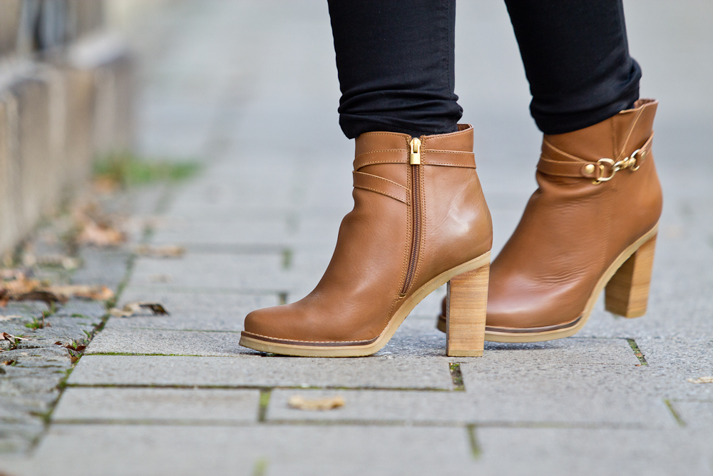 hello_munich_poncho_outfit_herbst_duo_boots-09