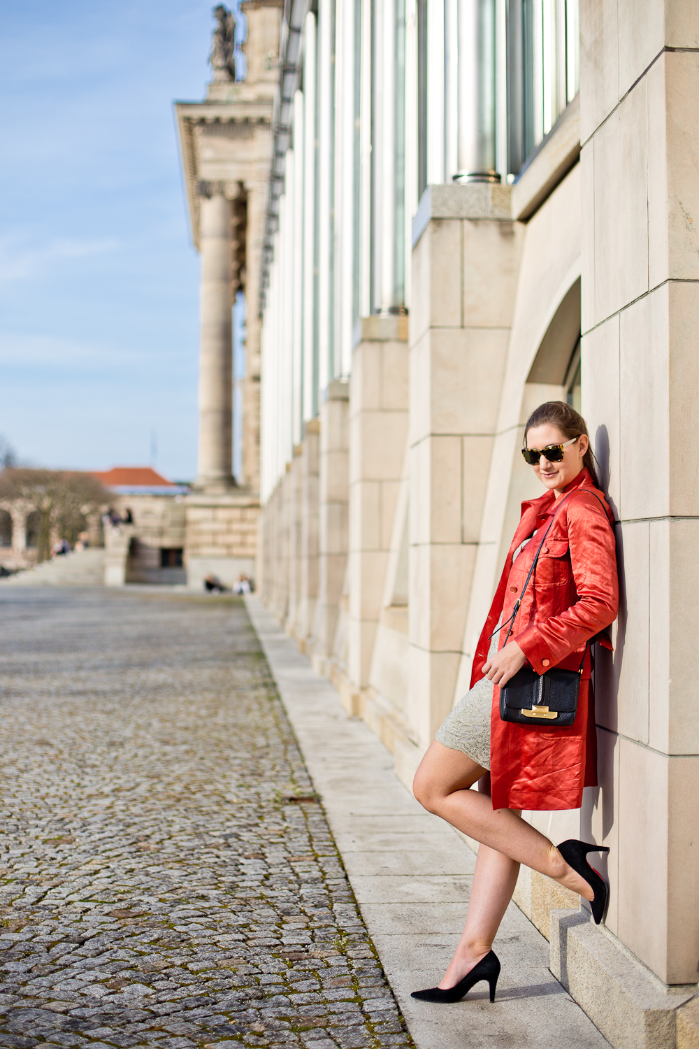 outfit_rebecca_minkoff_marc_jacobs_fruehling_muenchen_hofgarten_mantel_rot_spitze_01