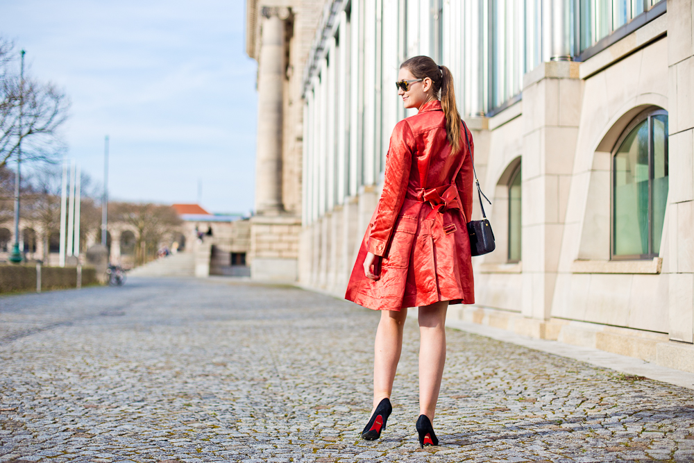 outfit_rebecca_minkoff_marc_jacobs_fruehling_muenchen_hofgarten_mantel_rot_spitze_07