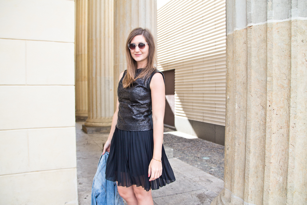 walk_boxx_outfit_denim_black_plissee_leder_berlin_fashion_week_streetstyle_06