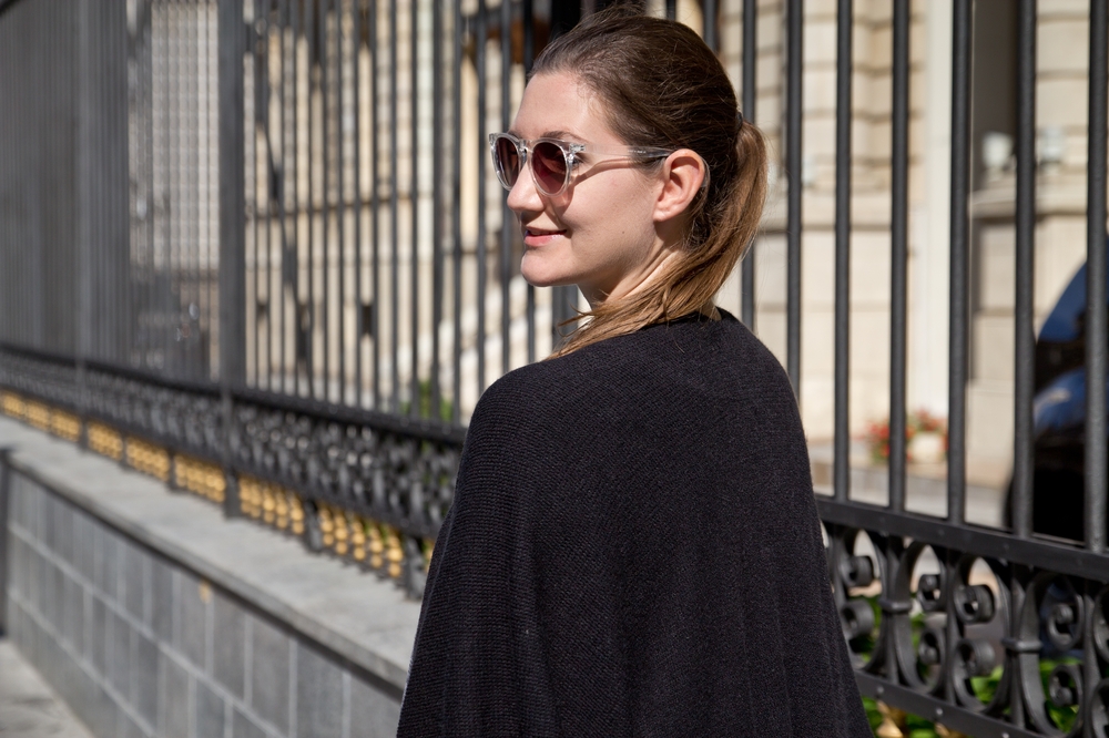 bukarest_outfit_fashion_blog_poncho_cape_prada_more_and_more_hallhuber_04