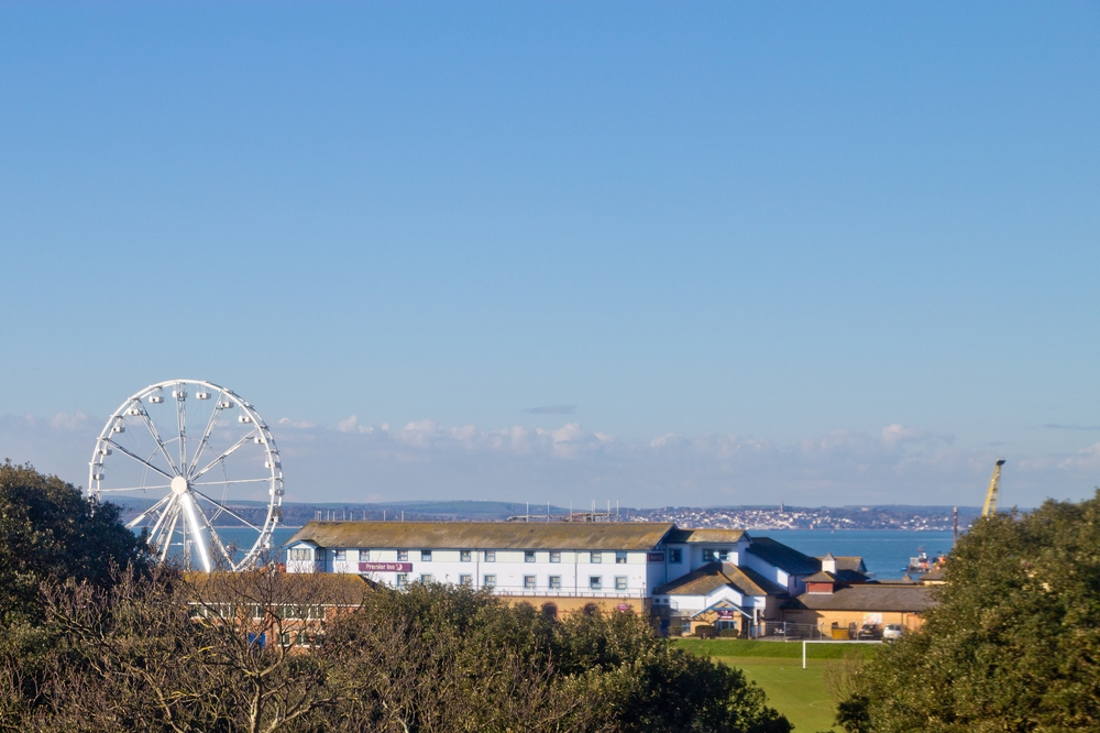 portsmouth_gunwharf_quays_hms_victory_spinnaker_tower_02