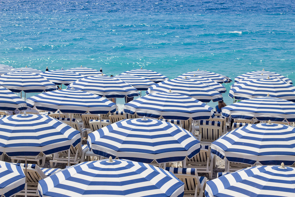 nizza_strand_sonnenschirme