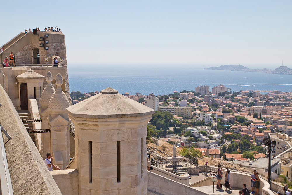 marseille_suedfrankreich_reiseblog_roadtrip_vieux-port_sacre-coeur-de-la-garde_radisson_blu_pool_dach_03