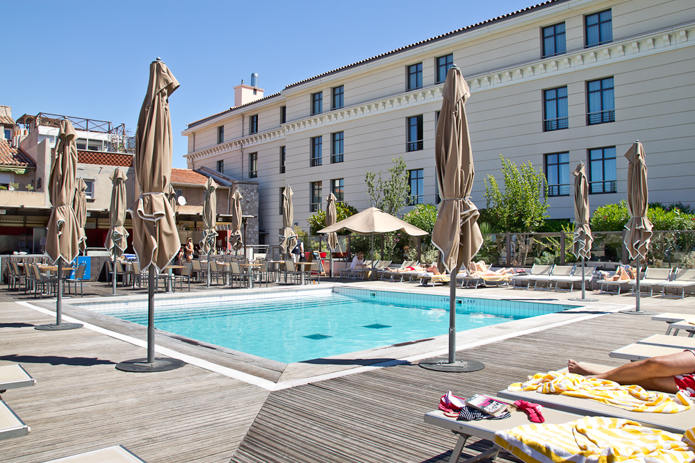 marseille_suedfrankreich_reiseblog_roadtrip_vieux-port_sacre-coeur-de-la-garde_radisson_blu_pool_dach_21