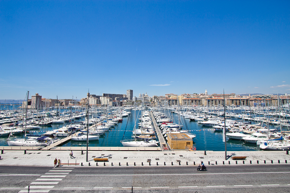 marseille_suedfrankreich_reiseblog_roadtrip_vieux-port_sacre-coeur-de-la-garde_radisson_blu_pool_dach_23