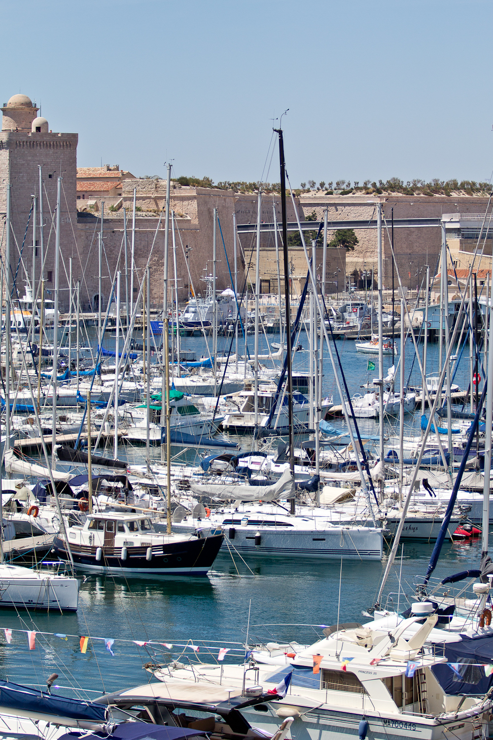 marseille_suedfrankreich_reiseblog_roadtrip_vieux-port_sacre-coeur-de-la-garde_radisson_blu_pool_dach_25