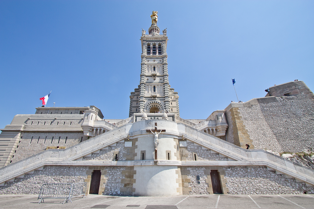 marseille_suedfrankreich_reiseblog_roadtrip_vieux-port_sacre-coeur-de-la-garde_radisson_blu_pool_dach_41