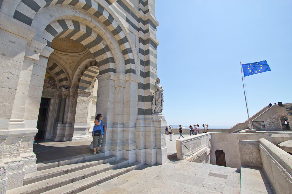 marseille_suedfrankreich_reiseblog_roadtrip_vieux-port_sacre-coeur-de-la-garde_radisson_blu_pool_dach_42