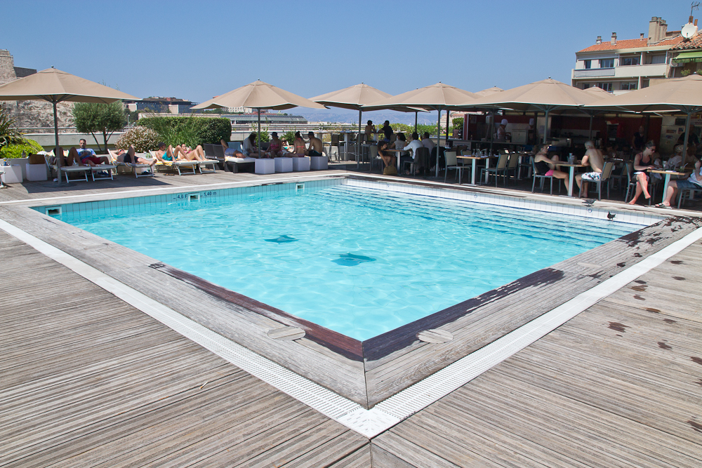 pool_jumpsuit_playsuit_marseille_dachterrasse_08