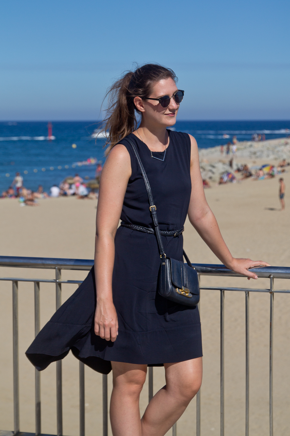 outfit_barcelona_strand_kleid_rebecca_minkoff_modeblog_muenchen_05